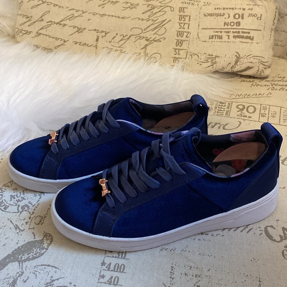 Ted Baker velvet sneakers. Navy Blue. Size 5. With signature gold bows. - Picture 2 of 8